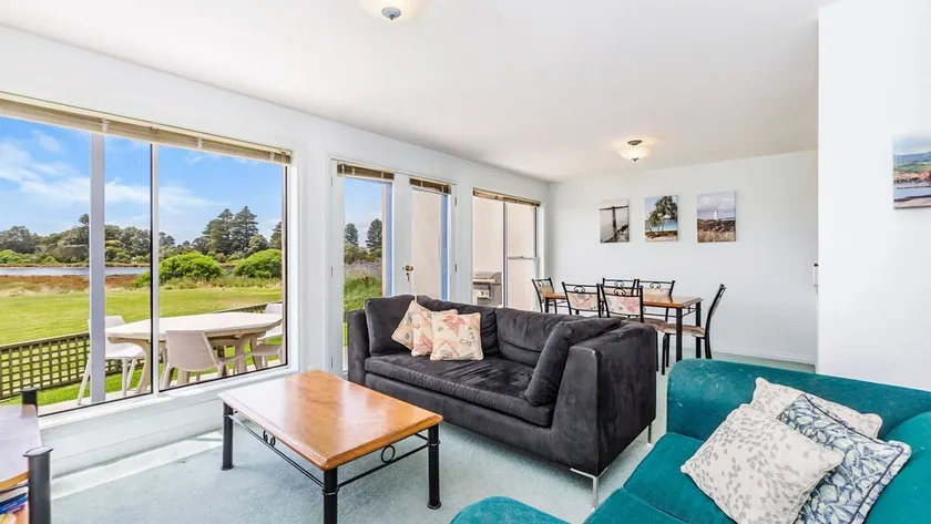 Centrally located with river views - Image 1