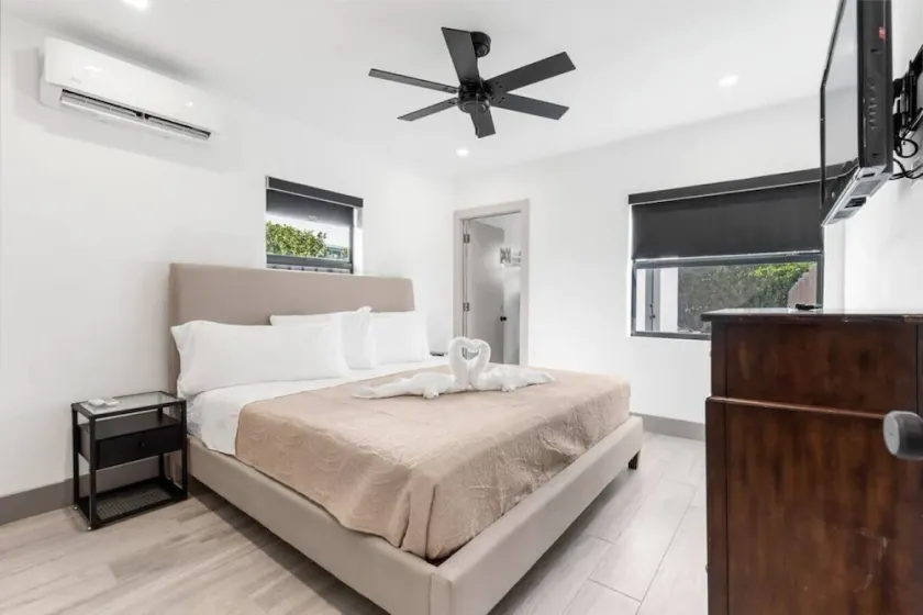 Lauderdale Modern 1 Bedroom 1 Bathroom with Private Backyard - Image 1