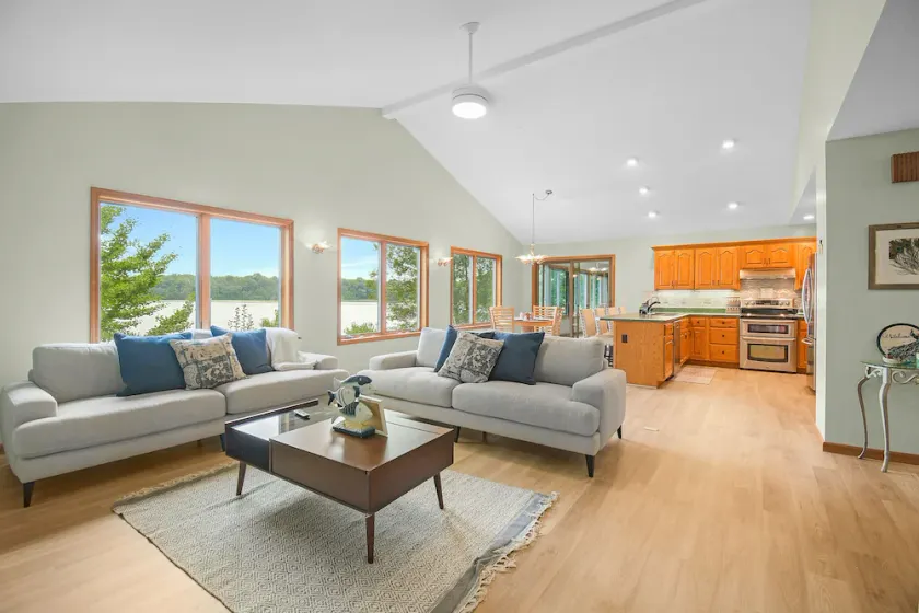 NEW Spacious Lakehouse Retreat +private pier - Image 1