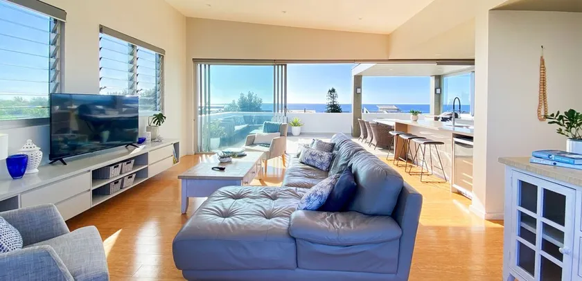 Views Beach, Lake & Dunes -The Entrance Nth. Enjoy hot tub & 80m stroll to beach - Image 1