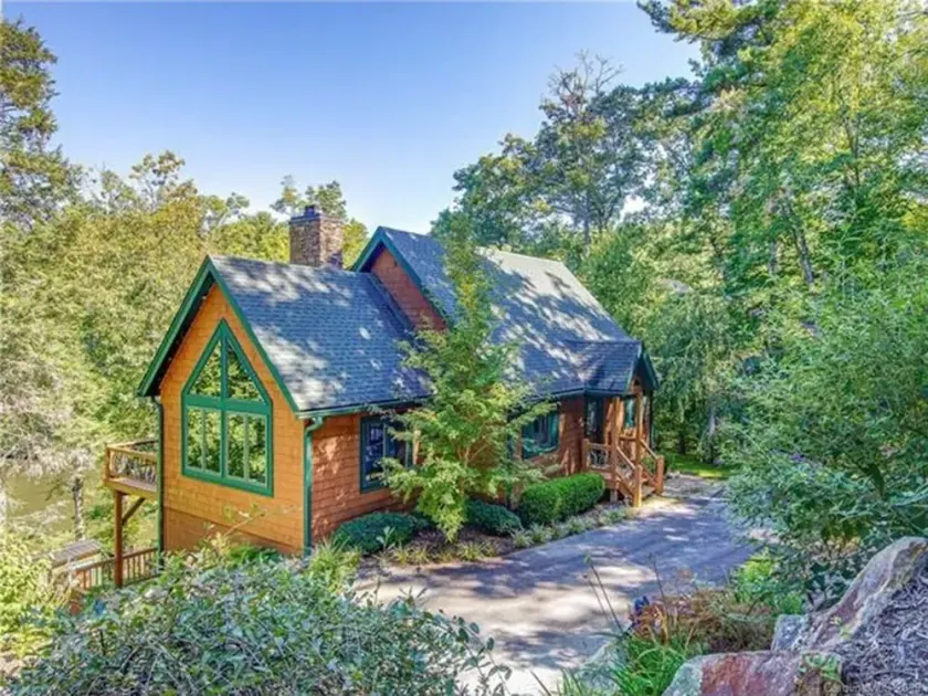 Lakefront 3 bedroom cabin sleeps 10, 8 minute drive to Gorges State Park - Image 1
