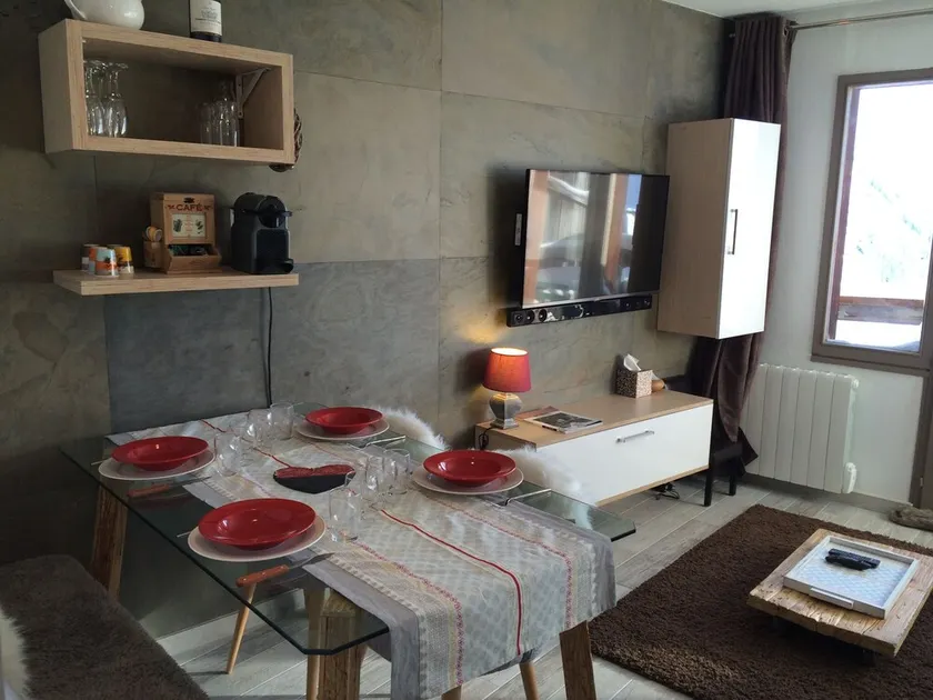 Splendid T2 med syd balkon højt gulv fuldstændig renoveret i 2015. - Image 1