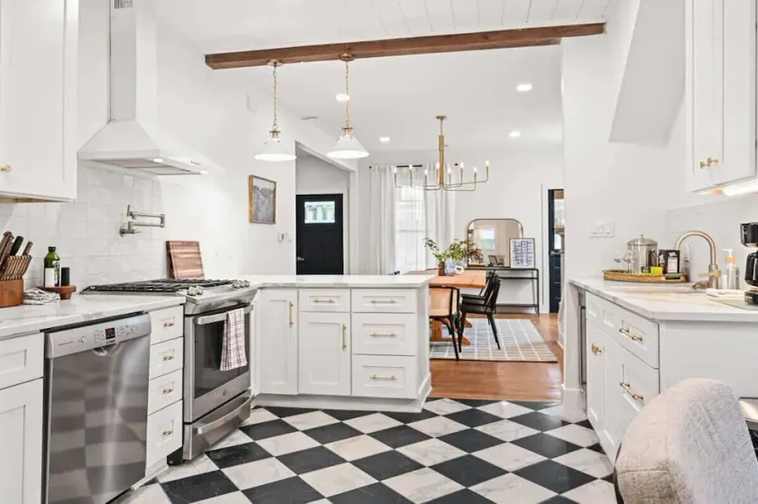 4BR for 10, Near Ark, High-Tech Kitchen, Parking! - Image 1
