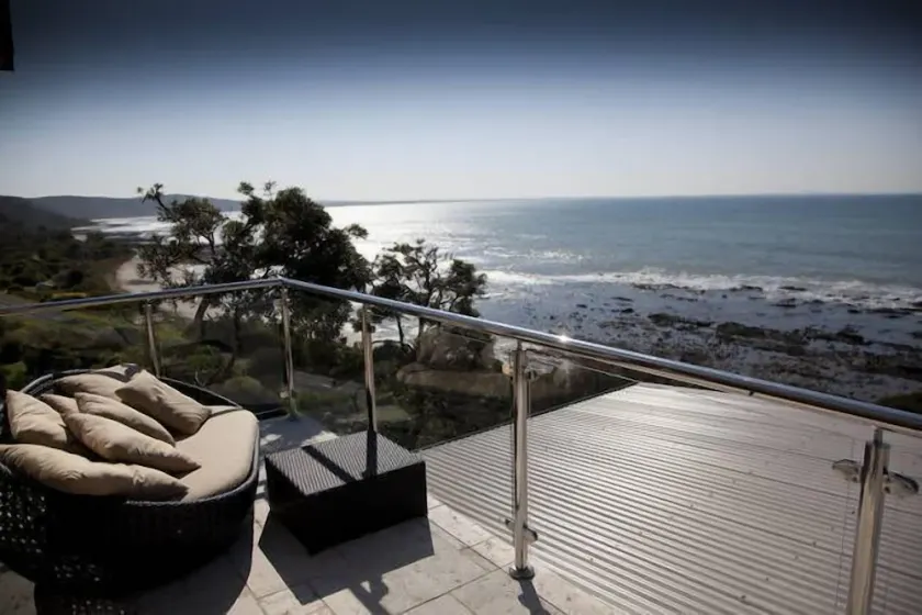 Sea Eagle Waterfront Beach House - Image 1