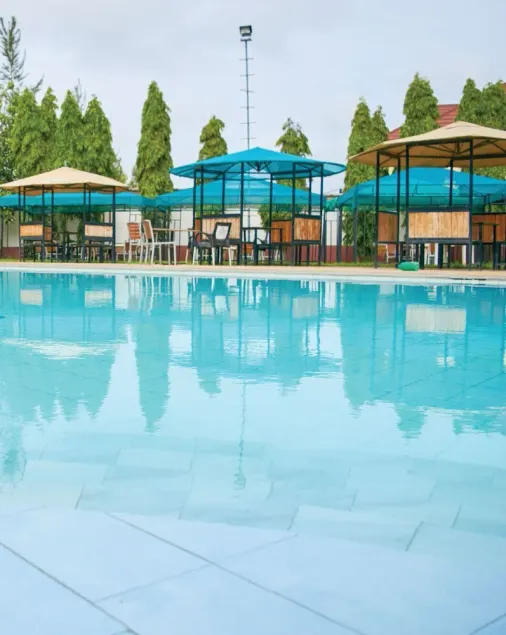 Spacious 4-bedroom with a pool - Image 1
