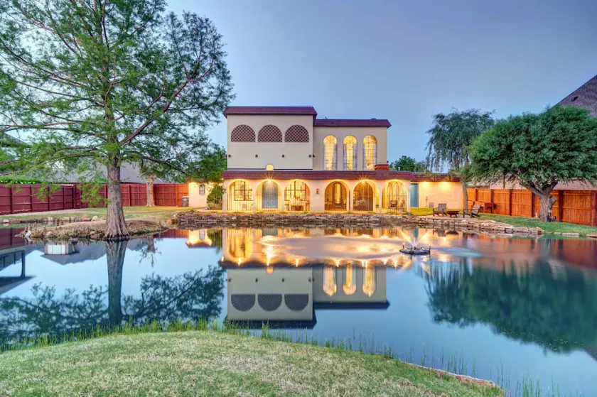 Historic Villa🚶1 min from Lake Hefner🏊 Hot Tub 🎱Pool Table🐶Friendly🎣Fishing - Image 1