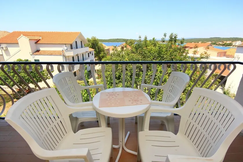 2-Zimmer-Ferienwohnung mit Balkon und Meerblick Loviste, Peljesac (A-10182-a) - Image 1