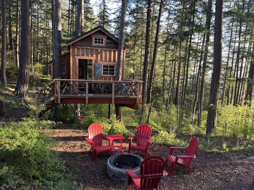 Heron's Nest Treehouse · Cozy and Beautiful Island Treehouse with cedar hot tub - Image 1