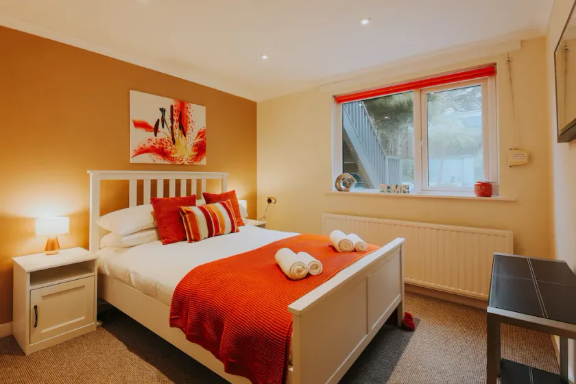 Lindo 2 Bed Garden Apartment - Newquay Central - 5 minutos a pé da praia! - Image 1