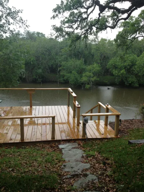 Charming Riverside Home w/ Deck and Fishing. 15 minutes to STP and Bechtel. - Image 1