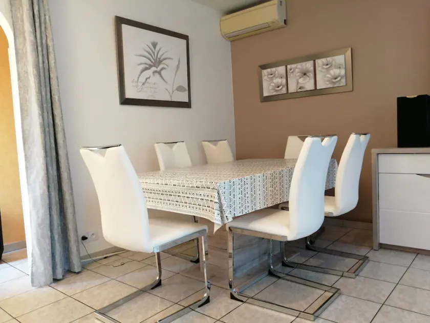 Beautiful villa on 750m2 of wooded land 5kms from Le Barcarès - Image 1