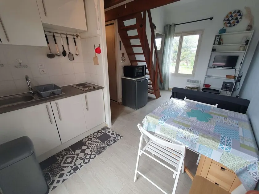 Charming T1 completely renovated, with large terrace, in the heart of Giens. - Image 1