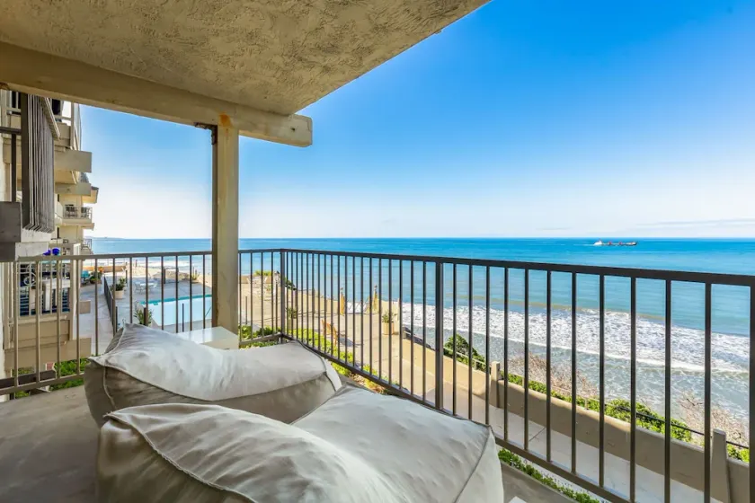 Dmbc 823b 2 Bedroom Condo by RedAwning - Image 1