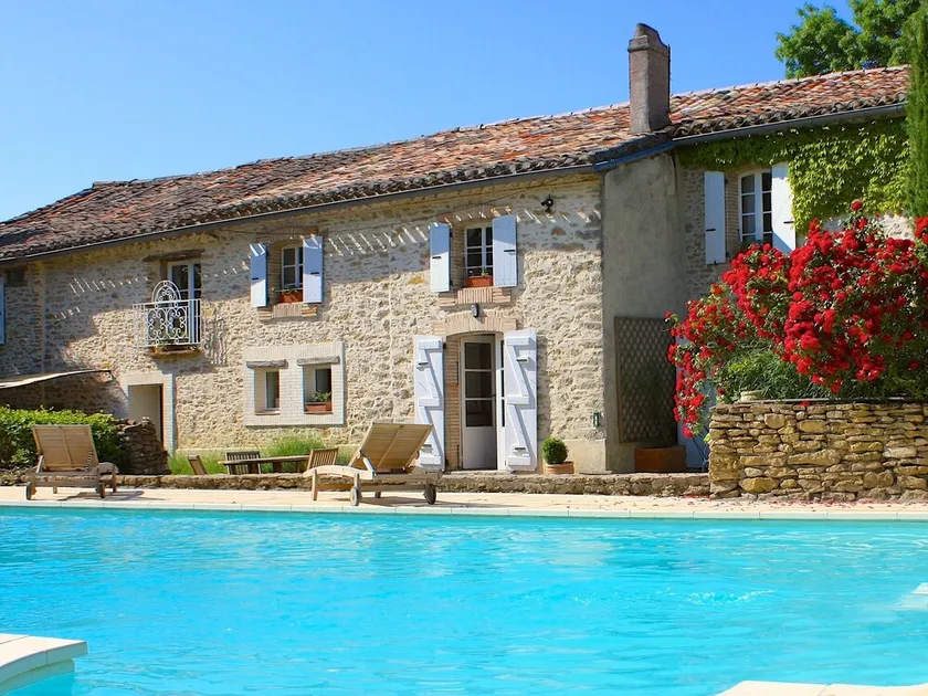 La Bomba es una impresionante granja en Glorioso campo con piscina privada. - Image 1
