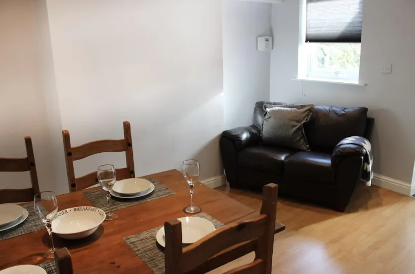 D's Place Close to J30/J31 on M1 - FREE PARKING - Spacious - Image 1