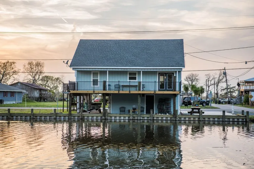 Scenic Bayou Side Home in quaint local fishing community; - Image 1