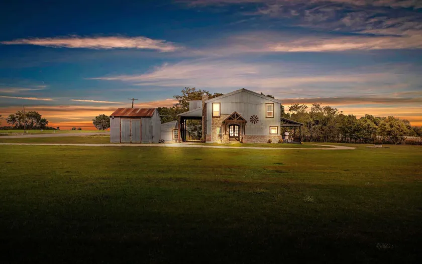 The Levi Gin - Luxury Vintage Retreat - Image 1