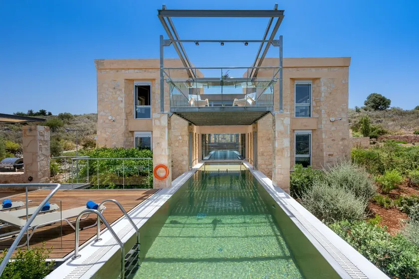 Villa Kaminia, architecture ultramoderne avec piscine couverte et extérieure - Image 1