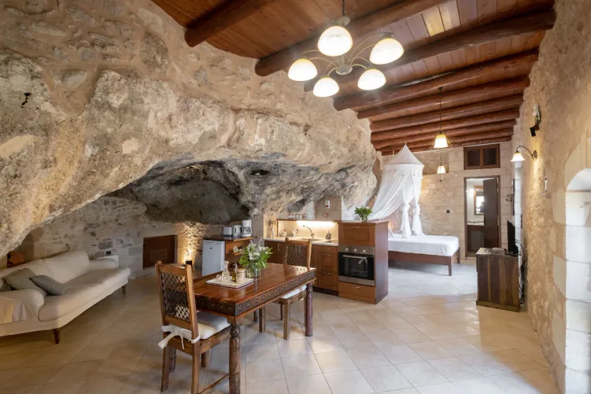 Luxurious stone cave with pool and sea view - Image 1