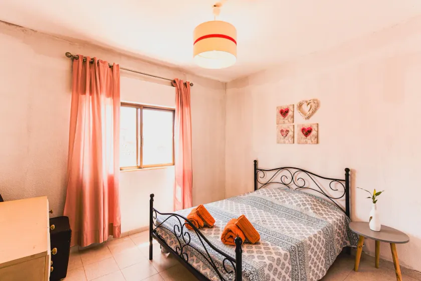 Charming 2-Bed Apartment in Armacao de Pera - Image 1