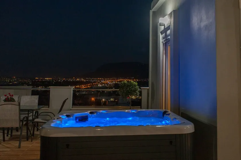 Light & Airy Home, Panoramic Deck with Jacuzzi - Image 1