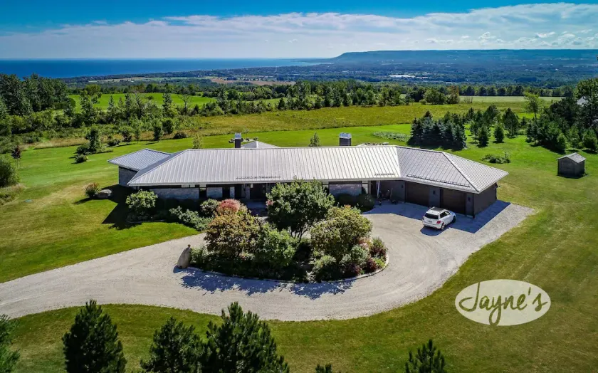 3 bdrm, 3 bath Country Home, 10 acres, private, hot tub, view of Georgian Bay! - Image 1