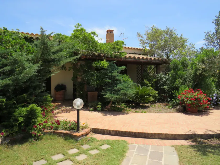 Villa near the sea submerged in greenery - Image 1