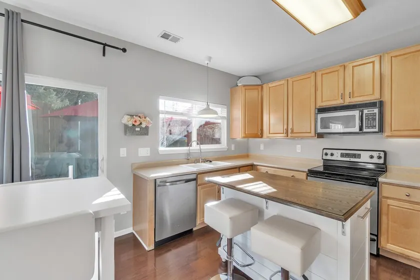 Lovely 30-Day Boutique 3 Bedroom 3 Bath Furnished Rental - Image 1