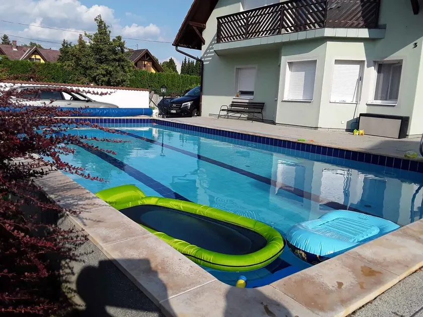Holiday home with an outdoor pool on the shore - Image 1
