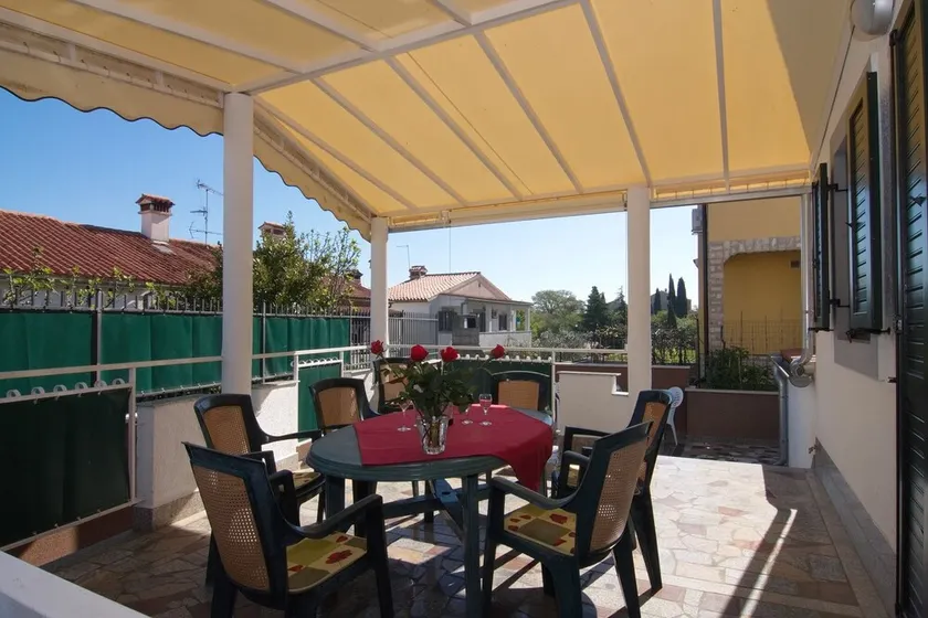stor lejlighed med 2 badeværelser inkl. en stor terrasse, hav og zentrumsnah i Porec - Image 1