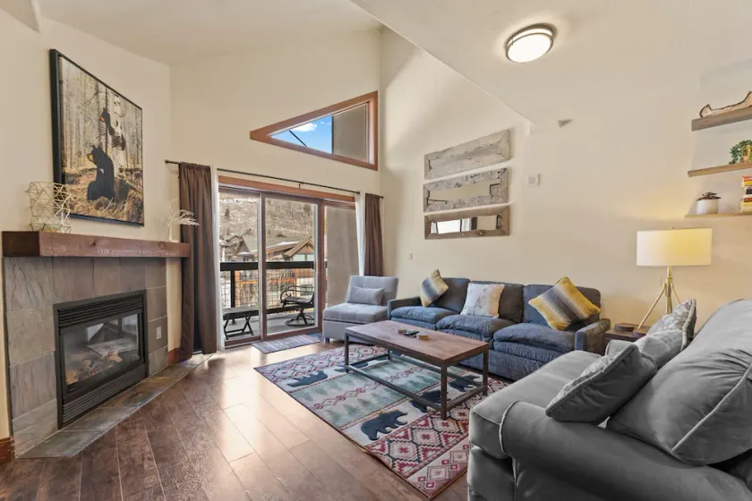 Enjoy Incredible Mountain Views from Private Balcony, Shared Pool & Hot Tub! - Image 1