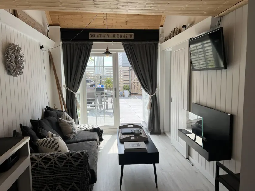 Seaside Cabin Retreat in Hayling Island - Image 1