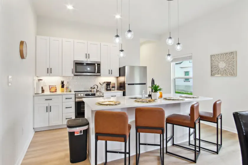 3BR-2BA Cityscape Haven with Panoramic Tower View - Image 1