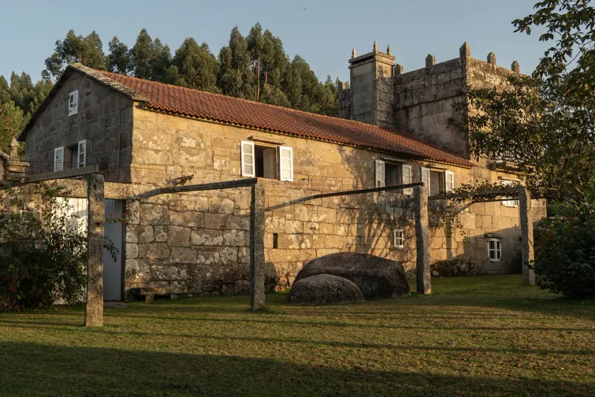 Pequeño Pazo Gallego del Siglo Xviii con Piscina - Image 1