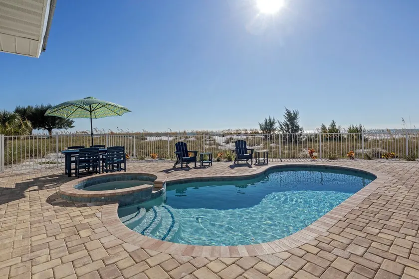 Sunset Point- Beachfront 4 bedroom with private pool and views - Image 1