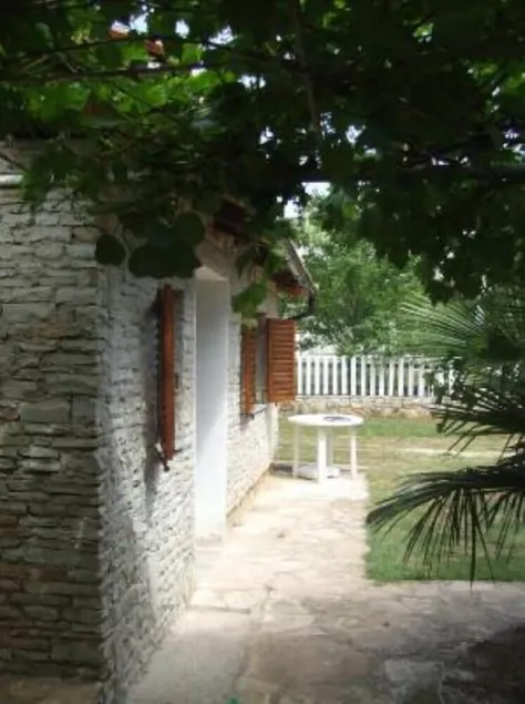 House with garden - Image 1
