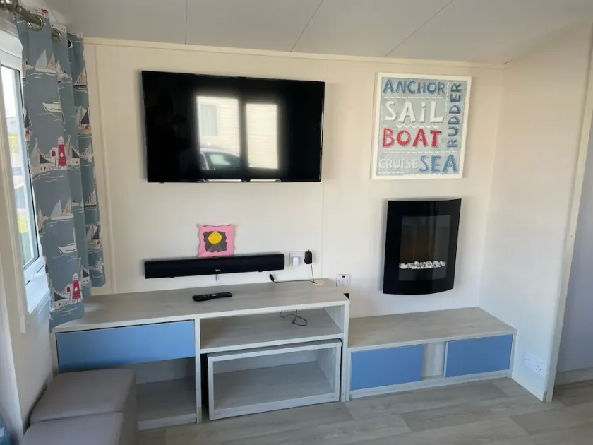 Beautiful modern Gold 3 bedroom caravan - Image 1