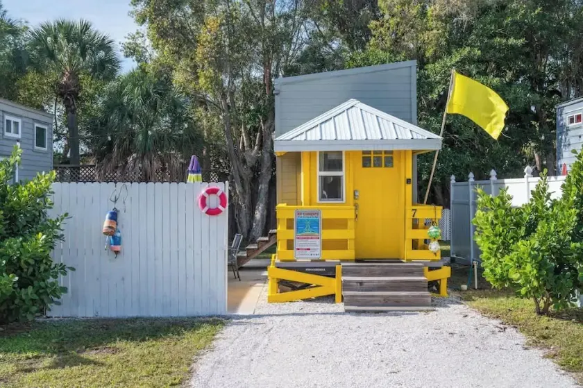 Stand de sauveteur jaune - petite maison avec WiFi gratuit - Image 1