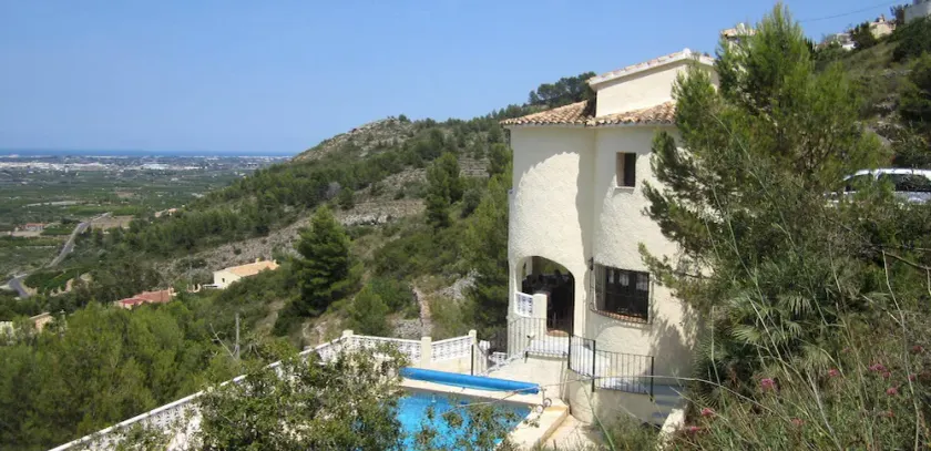 Villa tranquila con piscina y excelentes vistas del valle y el mar. - Image 1