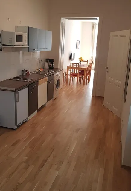Large  central two bedroom Apartment A12 - Image 1