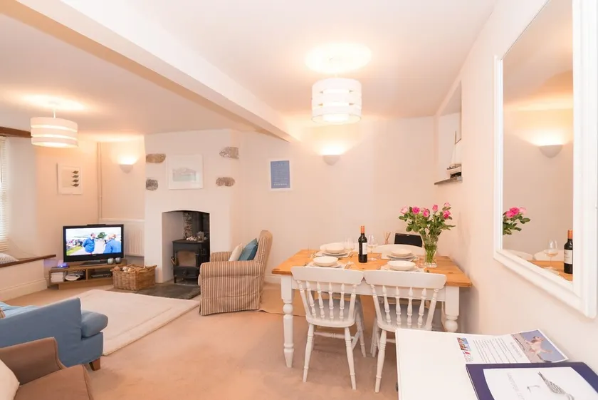 Joli cottage acceptant les animaux de compagnie avec garage, Wi-Fi et vue sur la rivière. - Image 1