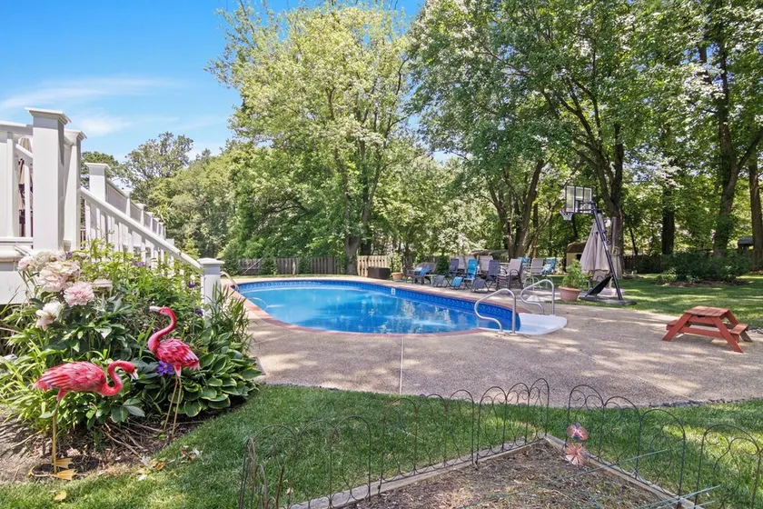 Summer Getaway Near DC and Baltimore Pool, Private Yard & Peaceful Setting - Image 1