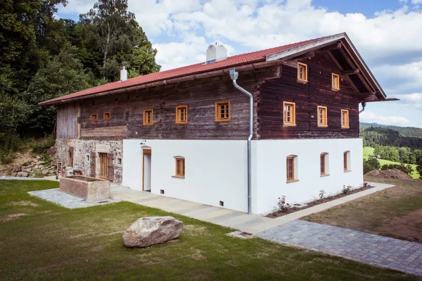 Historic farmhouse with sauna, pond and hot tub - Image 1