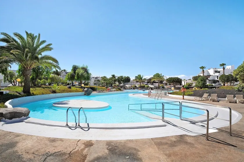 Holiday Apartment 'Isla and Ocean' With Pool and Wi-Fi - Image 1