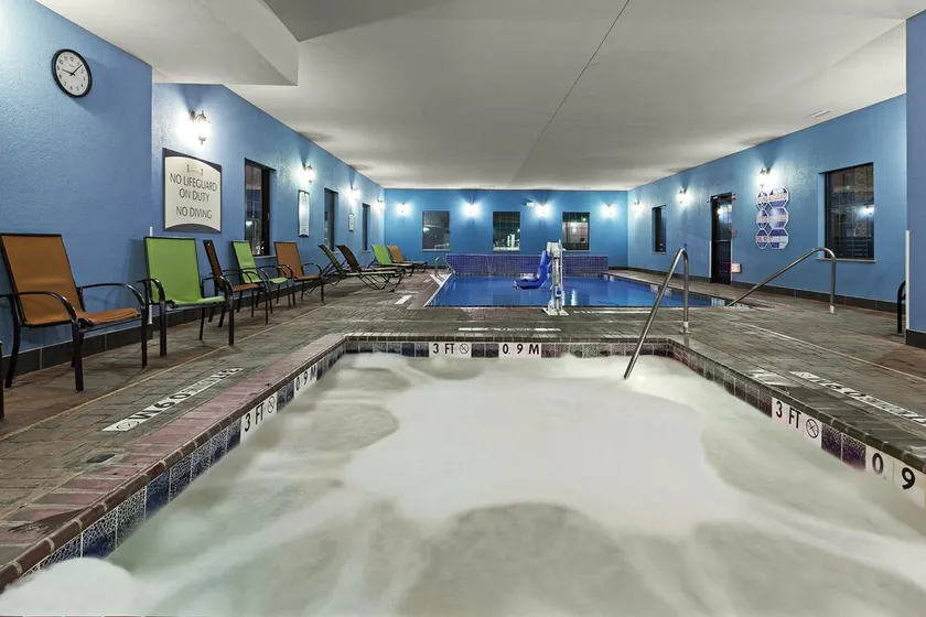 King Suite | Gratis daglig frukost, inomhuspool + gym - Image 1