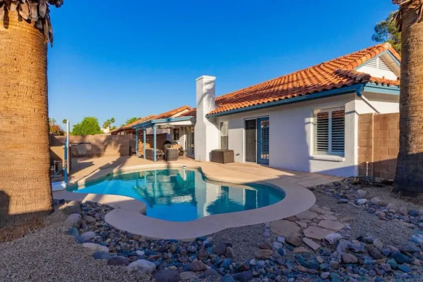 Beautiful home with pool! Close to shopping/golf/hiking!! - Image 1