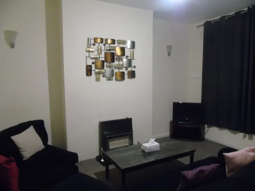 Lovely 2-Bed House in Bolton Greater Manchester - Image 1
