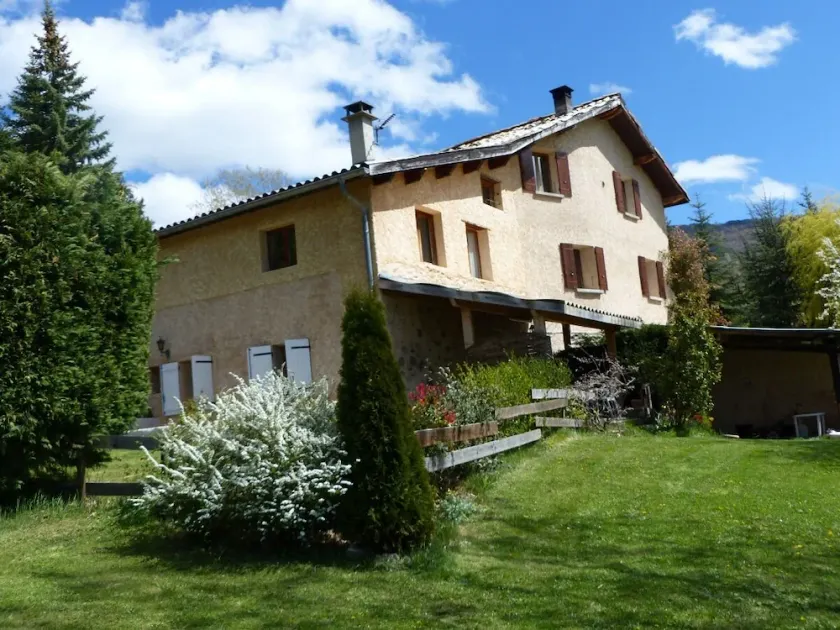 A spacious, bright room with access to the swimming pool in season - Image 1