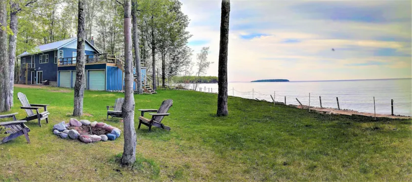 Lake Superior Lodge w / Private Lakefront grande terrasse, vue sur l'île, des roches sur la photo - Image 1