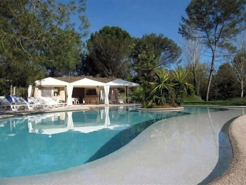 Large 600M2 property, tennis and 60sqm pool house with bar-kitchen on 10000 sqm - Image 1